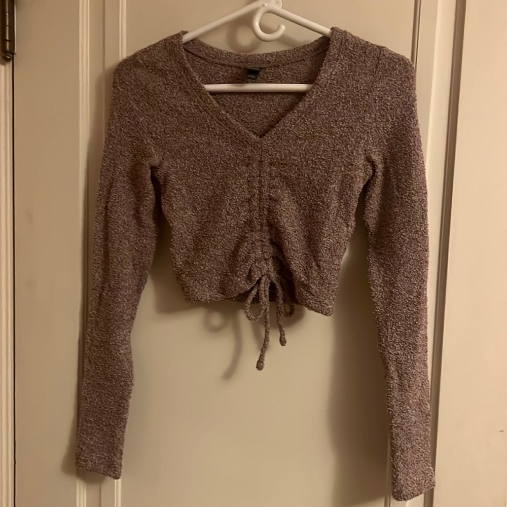 Soft pink crop sweater. V neck XS